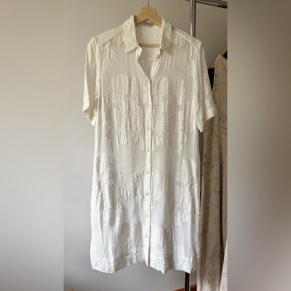 Wilfred Dresses & Skirts - Wilfred Flowy White Textured Floral Shirt Dress